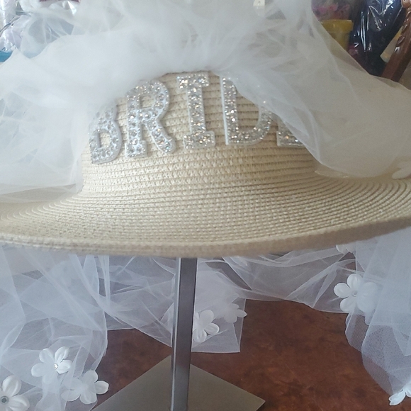 Elegant Bridal Wide-Brim Hat with Floral Veil - Picture 4 of 8